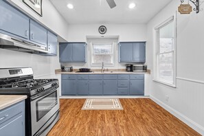 Fridge, microwave, oven, stovetop - Dog Friendly Creek-Side Getaway (Carnegie)