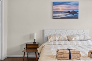 2 bedrooms, desk, iron/ironing board, travel cot - Dog Friendly Creek-Side Getaway (Carnegie)