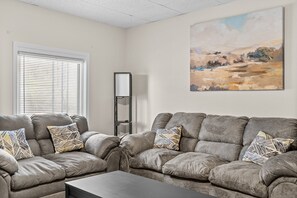 Smart TV, fireplace, books - Dog Friendly Creek-Side Getaway (Carnegie)