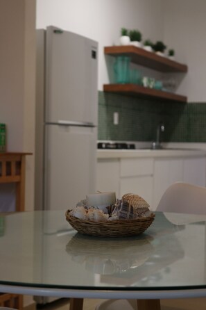 Kylskåp, mikrovågsugn, spishäll och kaffe- och tebryggare