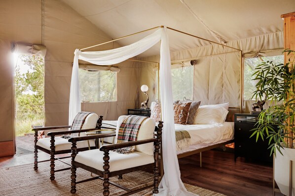 1 bedroom, free WiFi, bed sheets - Dripping Springs Homestead - Safari Tent + Recreational Pavilion (Dripping Springs)