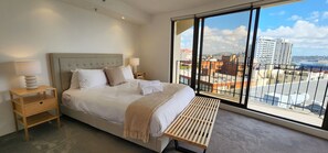 2 bedrooms, desk, iron/ironing board, free WiFi - Iconic 'Gazebo' Building with Harbour Views (Elizabeth Bay)