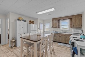 Fridge, microwave, oven, stovetop - 5070- Beach Fort, Beach Fort: 4-bedroom, 2-bathroom house, short walk to the beach. (Kill Devil Hills)
