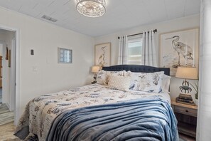 4 bedrooms, free WiFi, bed sheets - 5070- Beach Fort, Beach Fort: 4-bedroom, 2-bathroom house, short walk to the beach. (Kill Devil Hills)