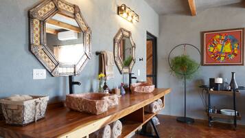 Suite, uitzicht op bergen | Luxe beddengoed, donsdekens, bedden met traagschuimmatrassen