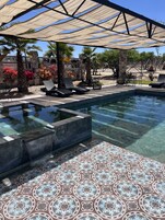 Una piscina al aire libre de temporada