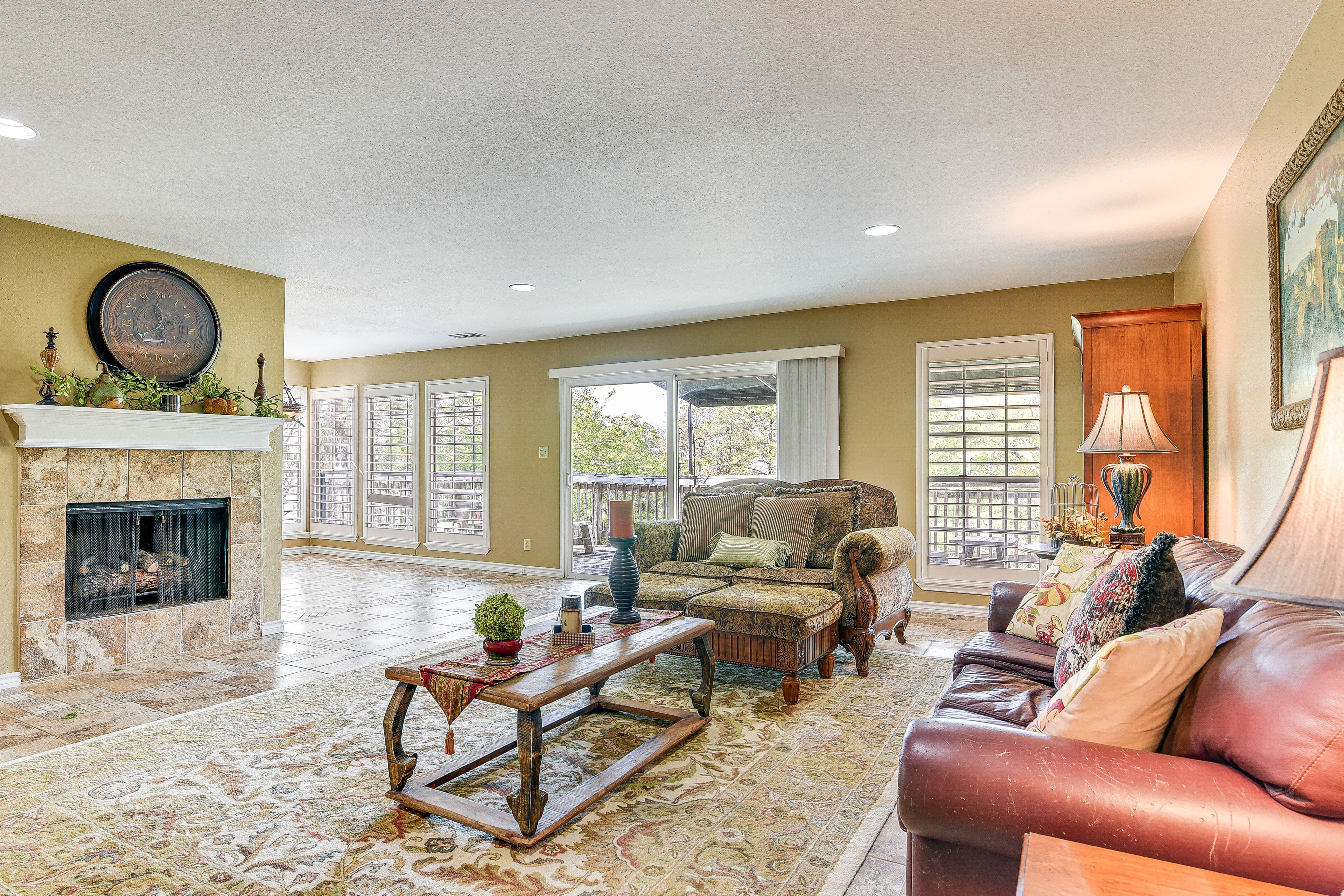 Waterfront Houston Home: 1 Mi to Space Center!