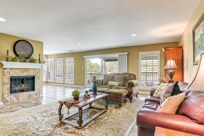 TV, books - Waterfront Houston Home: 1 Mi to Space Center! (Houston)