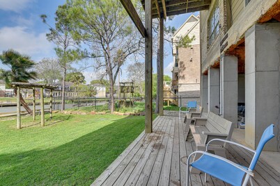 Waterfront Houston Home: 1 Mi to Space Center!