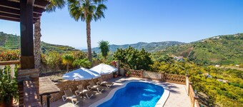 Frigiliana Getaway: 3-Bedroom Villa with Private Pool and Stunning Views