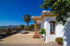 Terrace/patio - Frigiliana Getaway: 3-Bedroom Villa with Private Pool and Stunning Views (Frigiliana)