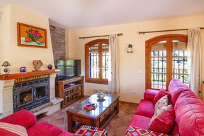 Fernseher, Kamin, Tischtennisplatte, Bücher