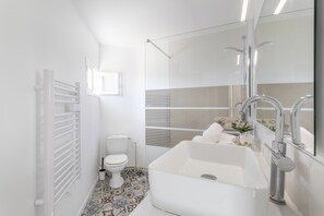 Dusche, Haartrockner, Handtücher