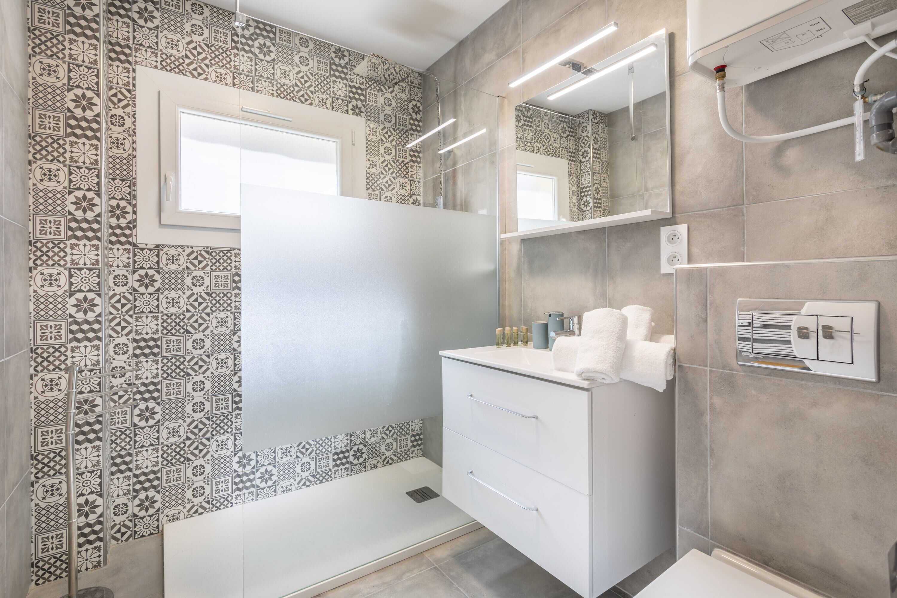 Douche, articles de toilette (gratuits), séchoir à cheveux