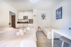 Tabla de planchar con plancha, wifi y ropa de cama 