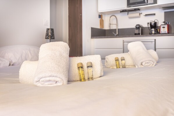 Iron/ironing board, WiFi, bed sheets - Studio Baldosa - Welkeys (Bandol)