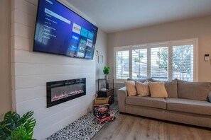 Smart TV, fireplace, video games - *NEW* Amazing Paradiso Urbano – POOL;SPA;GAMEROOM! (San Diego)