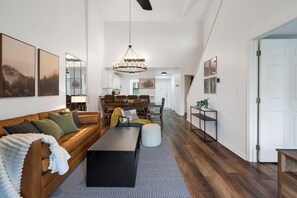 Smart-tv, een open haard en een dvd-speler