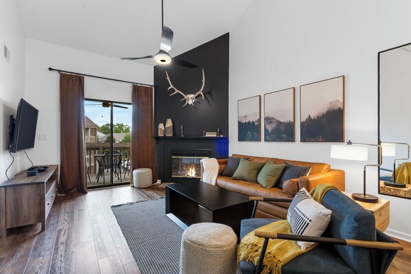 Una Smart TV, una chimenea, un reproductor de DVD