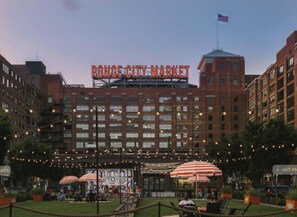 Un bâtiment sur lequel on peut lire l’inscription « Ponce City Market » et qui est surmonté d’un drapeau.