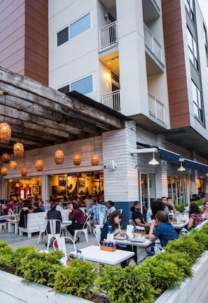 Outdoor dining - Atlanta Beltline Luxury Suite (Atlanta)