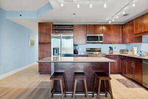 Réfrigérateur, four à micro-ondes, un four, surface de cuisson