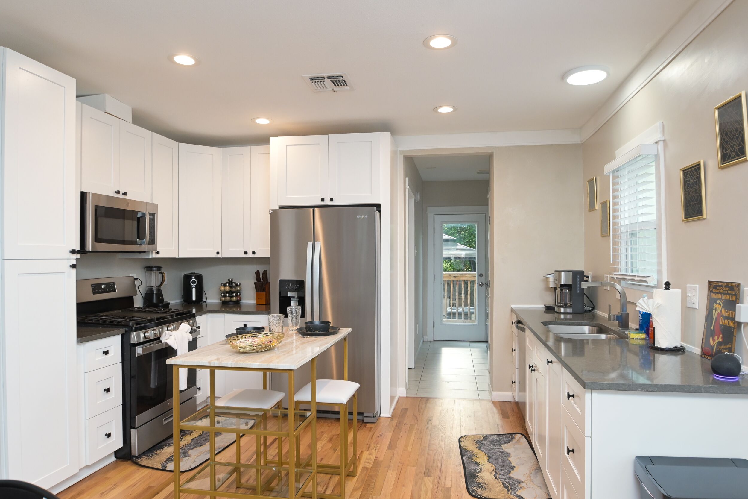 Refrigerador, microondas, horno y parrilla de estufa 