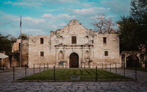 Point of interest - The Marbled Speakeasy - Luxury Home w/backyard. 3 minutes to the Alamo! (San Antonio)