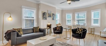 The Marbled Speakeasy - Luxury Home w/backyard. 3 minutes to the Alamo!