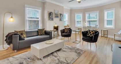 The Marbled Speakeasy - Luxury Home w/backyard. 3 minutes to the Alamo!