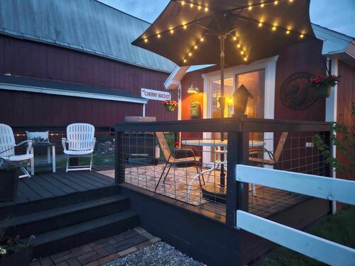"The Coop" - Guest/Tiny House in a country setting- 3 Miles to GLEF