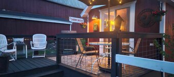 "The Coop" - Guest/Tiny House in a country setting- 3 Miles to GLEF