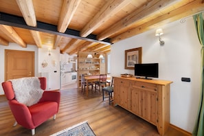 Living area - Apartment 'Villa Cleila Verde B' with Mountain View, Shared Garden and Balcony (San Vito di Cadore)
