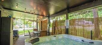 New River Views & Access - Hot Tub, Gazebo, Fire Pit, Next to Riverside Canoeing!