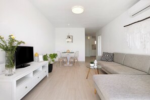 TV - Apartment 'Joya' with Shared Pool, Wi-Fi and Air Conditioning (Torremolinos)