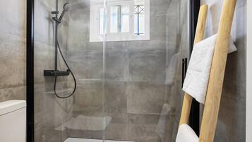 Douche, sèche-cheveux, serviettes fournies