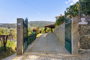 Property grounds - Holiday Home 'Casa Do Soutinho' with Mountain View, Private Terrace and Air Conditioning (Gondufe)