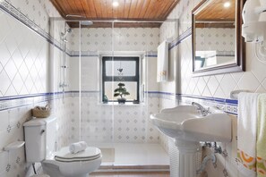 Shower, hair dryer, towels - Holiday Home 'Casa Do Soutinho' with Mountain View, Private Terrace and Air Conditioning (Gondufe)