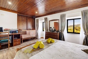 3 bedrooms, iron/ironing board, free WiFi, bed sheets - Holiday Home 'Casa Do Soutinho' with Mountain View, Private Terrace and Air Conditioning (Gondufe)