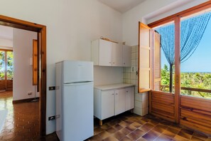 Réfrigérateur, plaque de cuisson, lave-vaisselle, cafetière/bouilloire