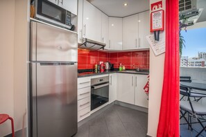 Refrigerador, microondas, horno y parrilla de estufa