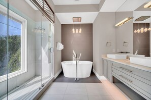 Dusche, Haartrockner, Bidet, Handtücher