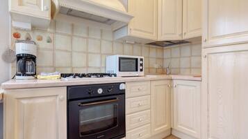 KylskÄp, mikrovÄgsugn, ugn och spishÀll