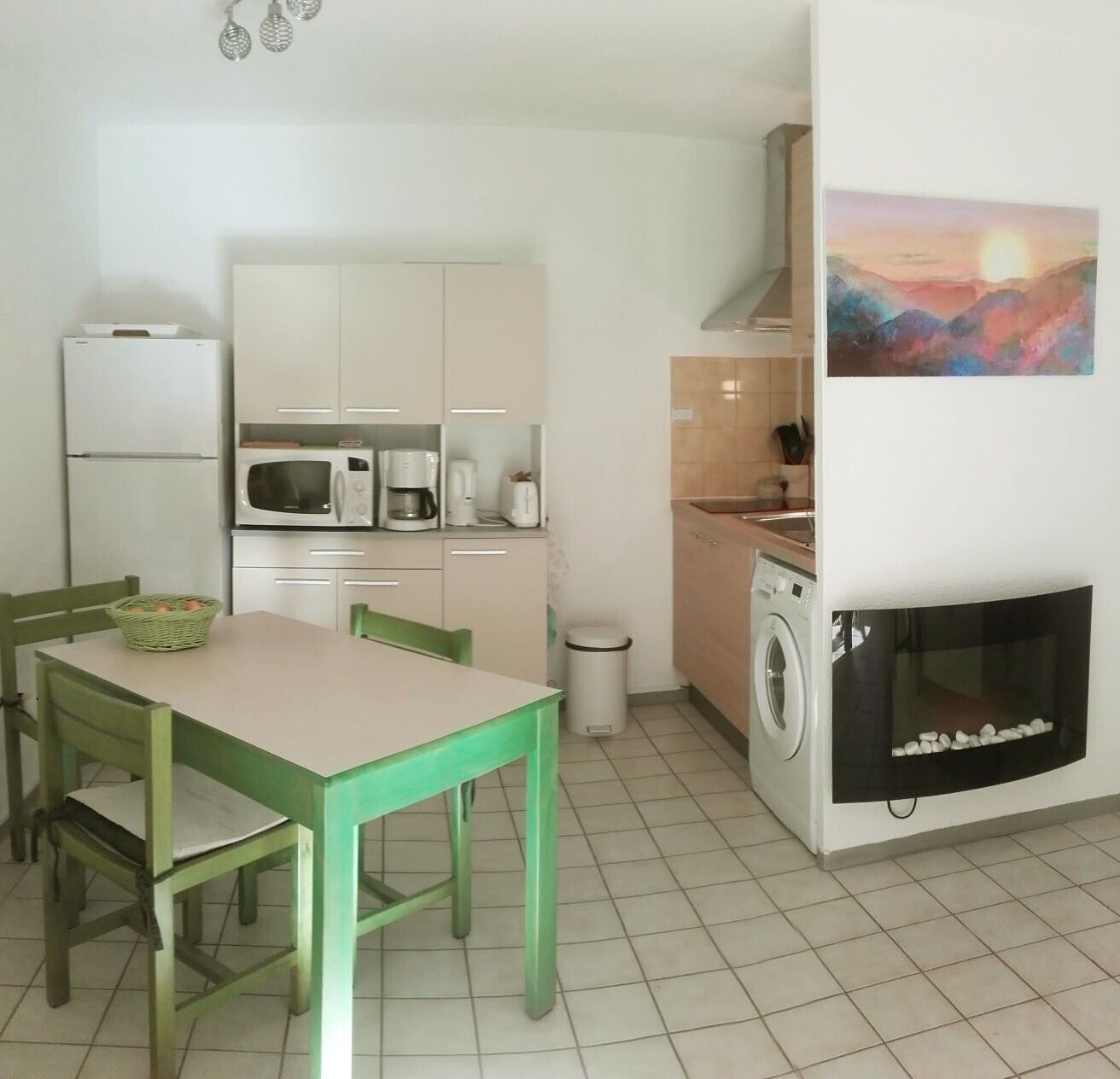 Coffee/tea maker, fridge, microwave, stovetop