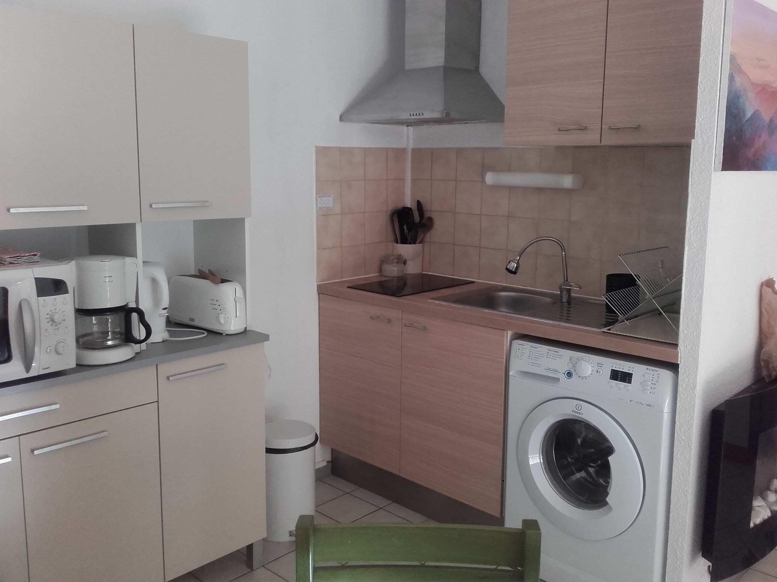 Réfrigérateur, micro-ondes, plaque de cuisson, cafetière/bouilloire