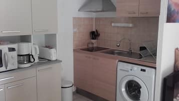 Réfrigérateur, micro-ondes, plaque de cuisson, cafetiÚre/bouilloire