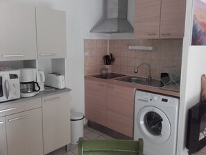 Réfrigérateur, micro-ondes, plaque de cuisson, cafetière/bouilloire