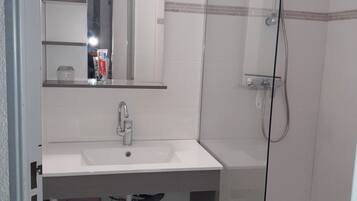 Douche, articles de toilette (gratuits), séchoir à cheveux