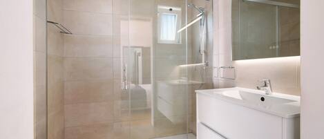 Douche, serviettes fournies