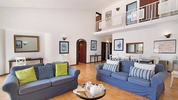 Een televisie en een open haard